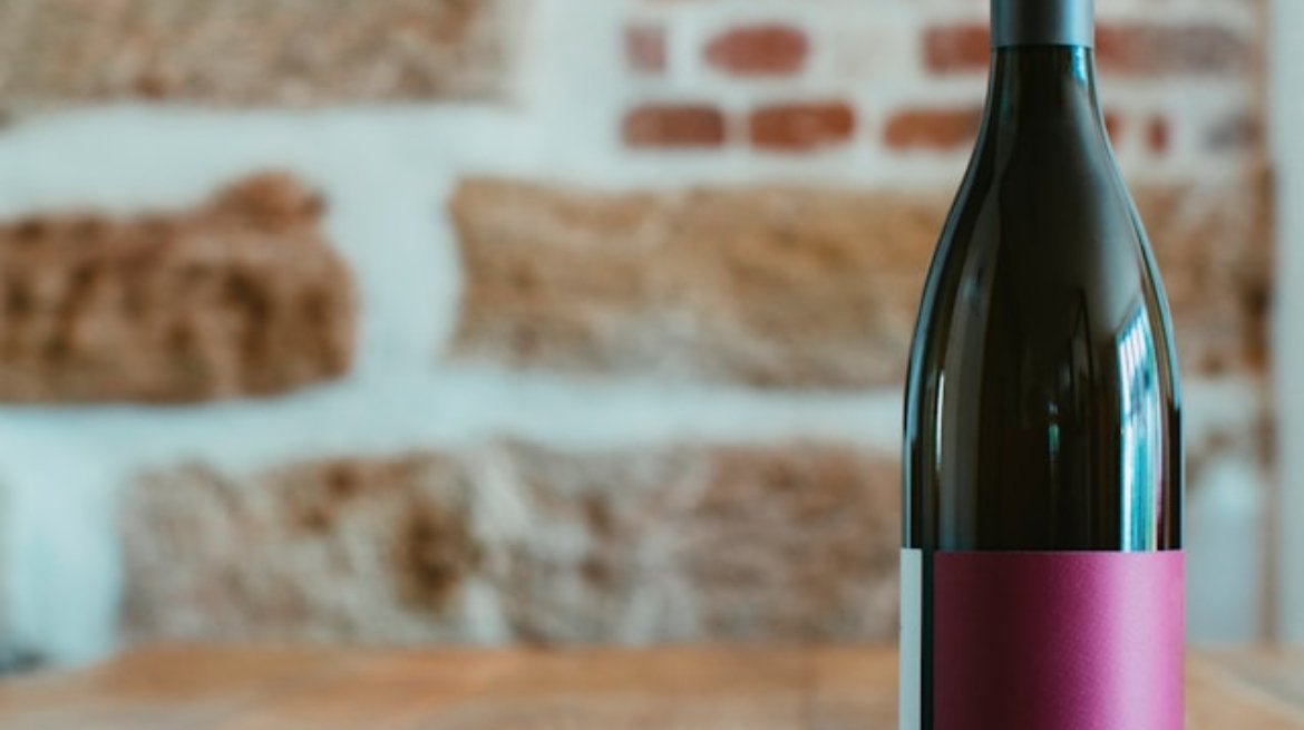 bottiglia di vino rosso in verticale con luce calda