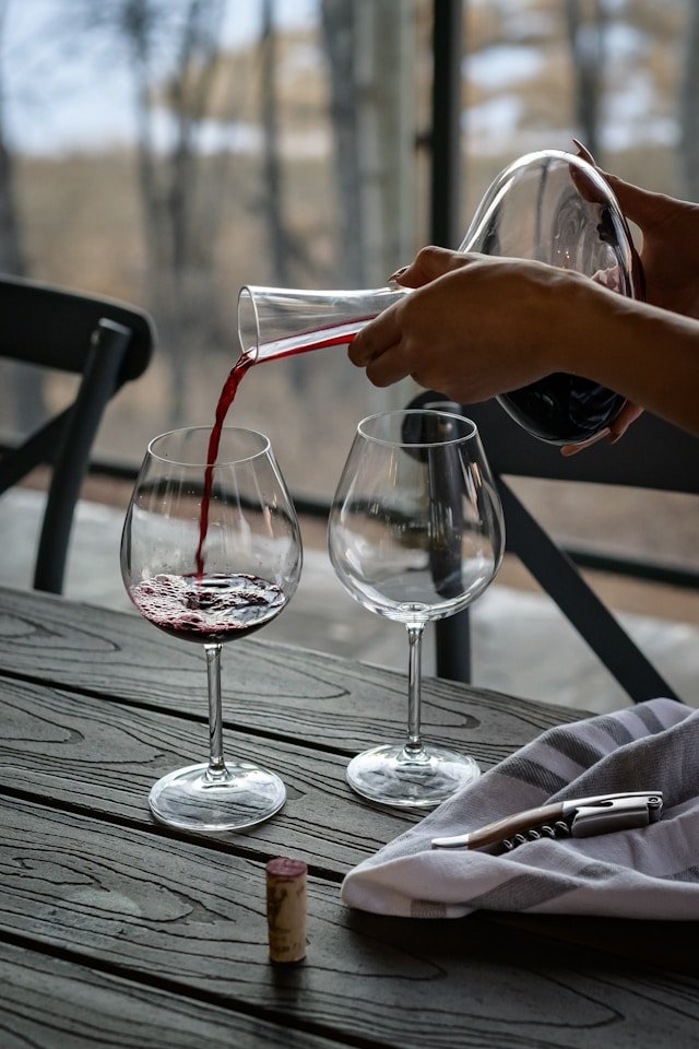 Vino versato in una caraffa di vetro per decantare senza decanter