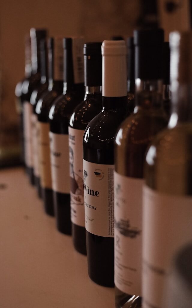 bottiglia di vino in piedi sul tavolo prima della decantazione