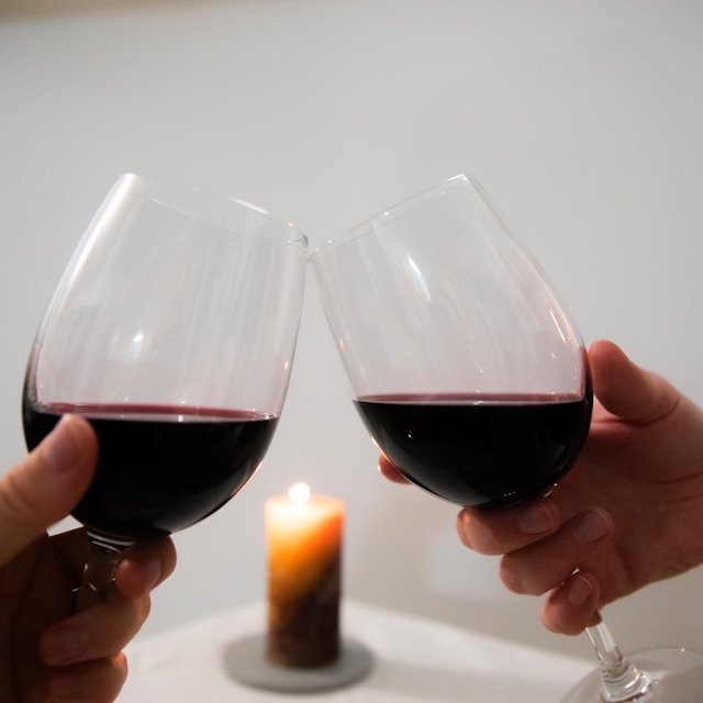 due calici di vino rosso che brindano dopo la decantazione