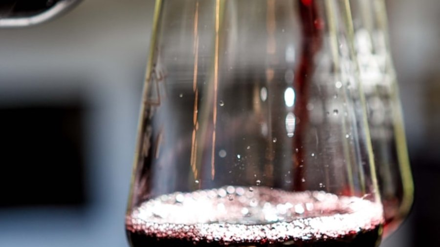 confronto tra bicchiere di vino limpido e uno torbido