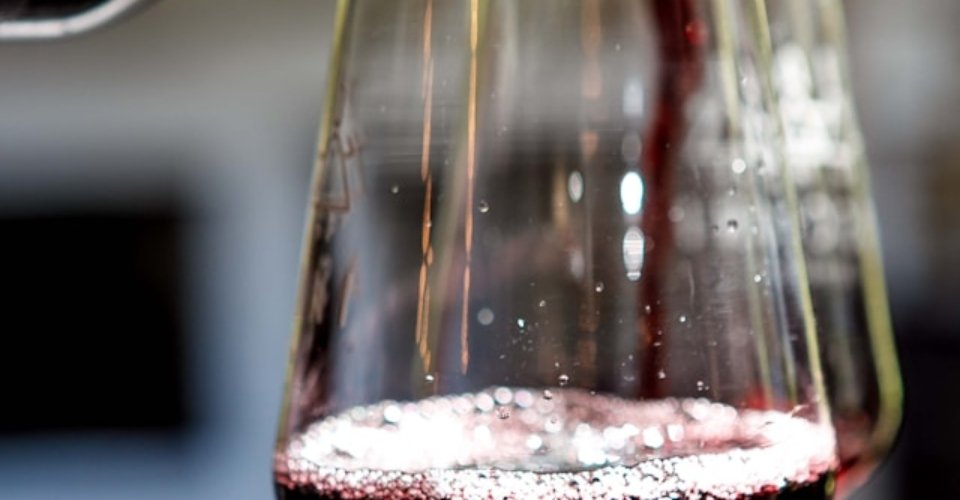 confronto tra bicchiere di vino limpido e uno torbido