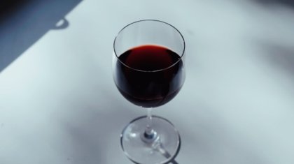 Calice di vino rosso illuminato per mostrare il corpo del vino