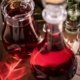 vino rosso versato in caraffa di vetro in cucina