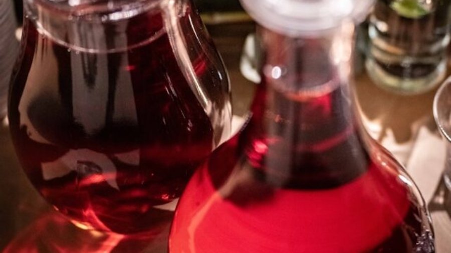 vino rosso versato in caraffa di vetro in cucina
