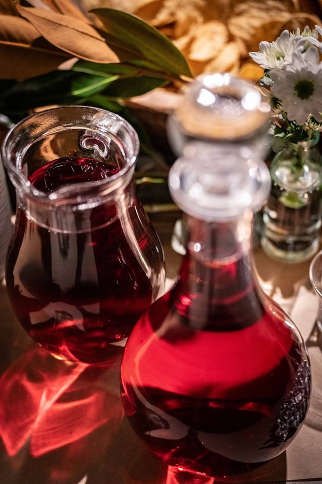 vino rosso versato in caraffa di vetro in cucina